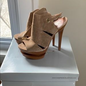Jessica Simpson beige suede heels w/box